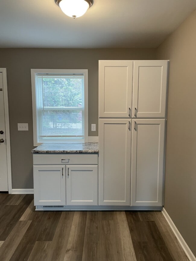 Building Photo - 723 Tyler St NE