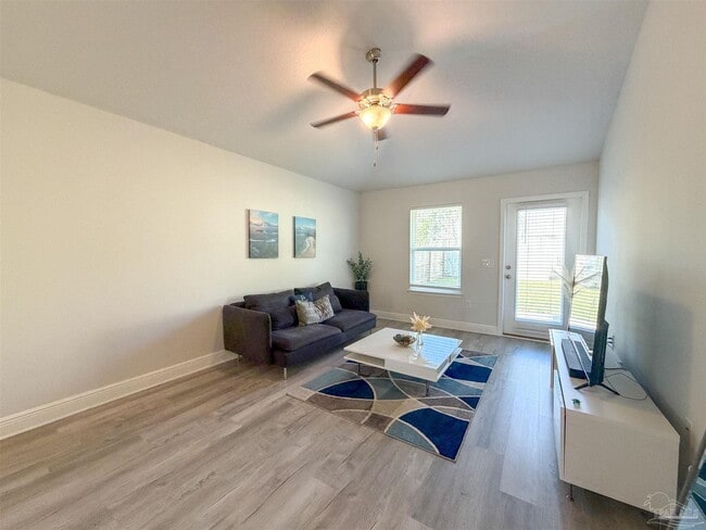 Foto del edificio - 392 Hilburn Ln