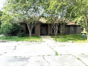 Building Photo - 772 Riverside Dr