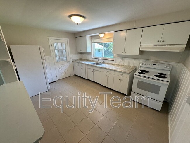 Building Photo - 10541 Eltzroth Rd