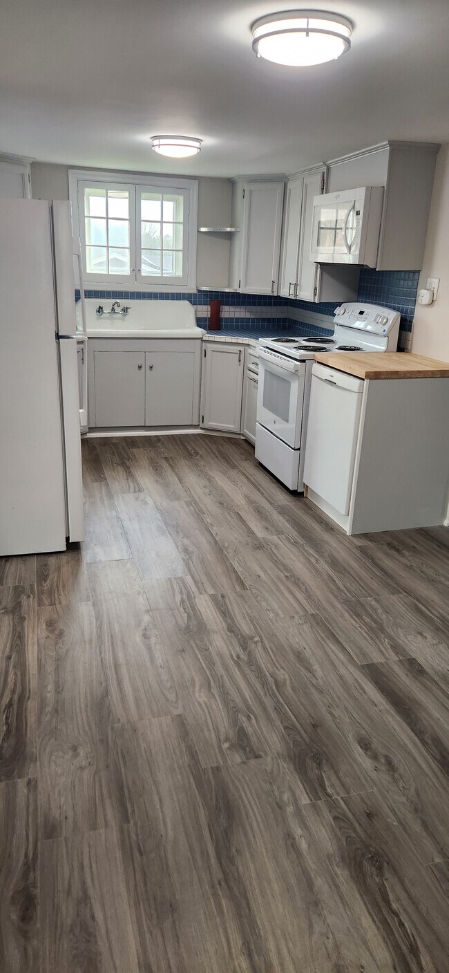 Foto del edificio - 8615 Aitken Ave