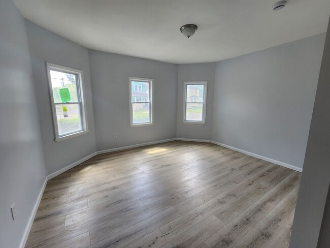 Building Photo - Four Bedroom, Two Full Bath Single Family ...