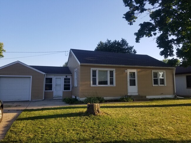 Building Photo - 807 Sycamore Ln
