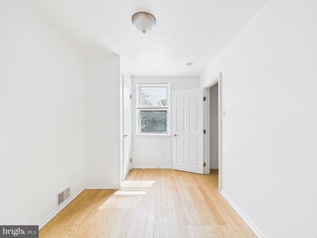 Foto del edificio - 3830 Fairmount Ave