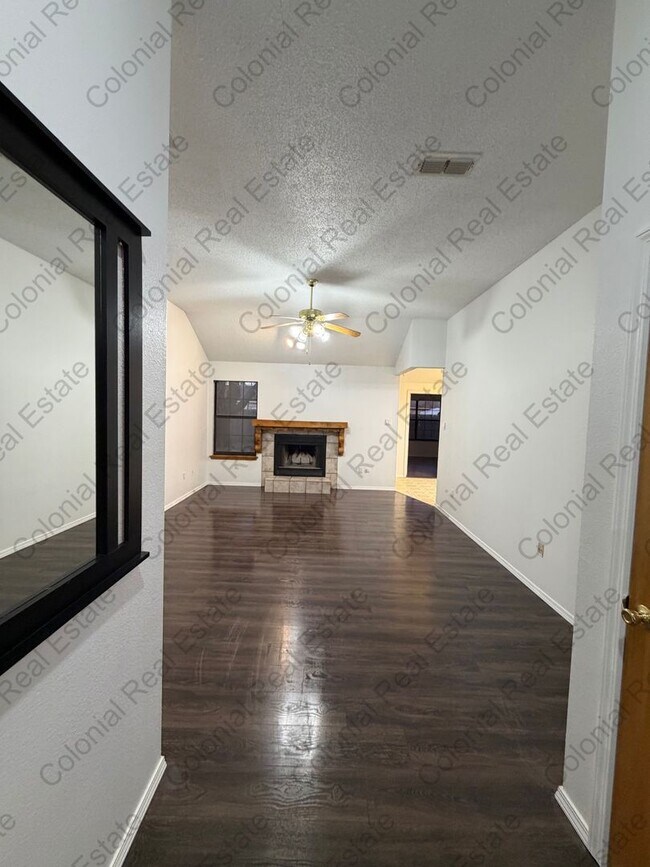 Foto del edificio - Spacious 4 bedroom 2 bath home.