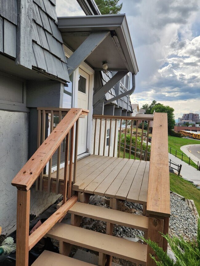 Building Photo - Completely remodeled! Fresh unit!