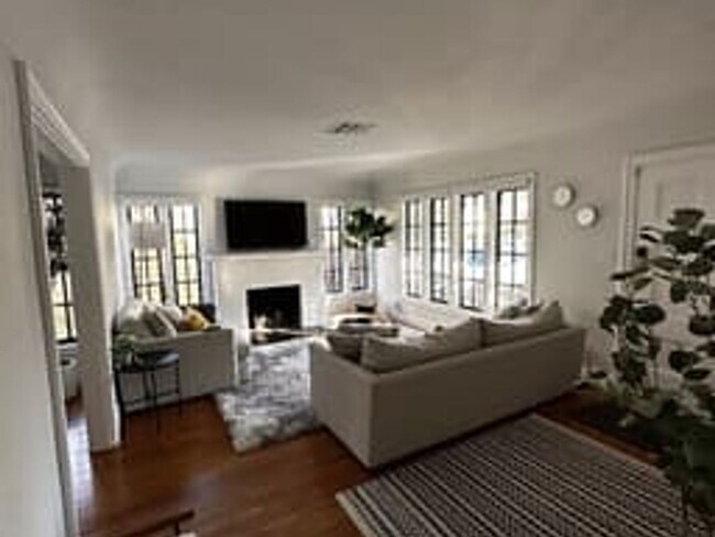 Building Photo - 3 Bedroom Single Family Home in Bakersfield
