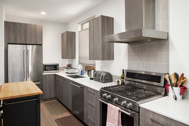 Foto del edificio - North Beacon Hill Townhome Living!
