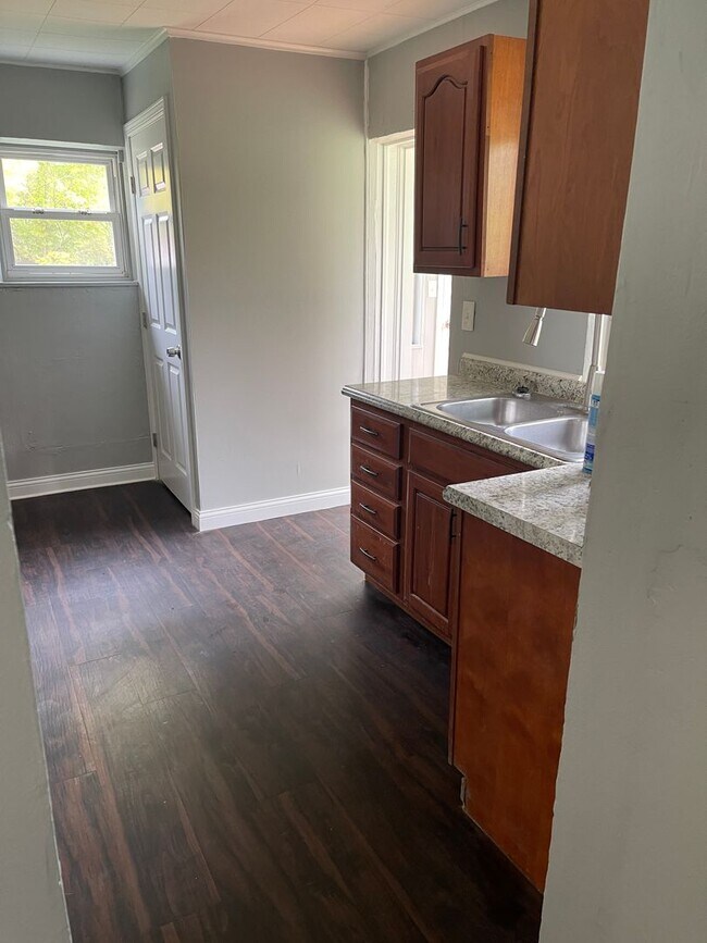 Building Photo - 2 Bedroom House for Rent
