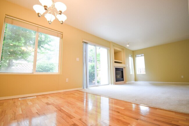 Foto del edificio - NEW LOWERED RENT!  Wow! Beautiful 4 Bedroo...