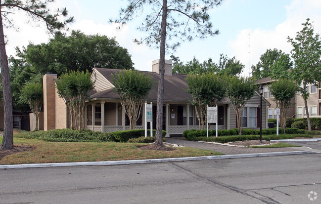 Building Photo - 800 Bellshire Apartments