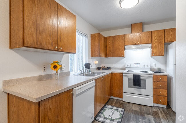 3BR, 2BA - 1,018SF - Kitchen - Evergreen Village Apartments
