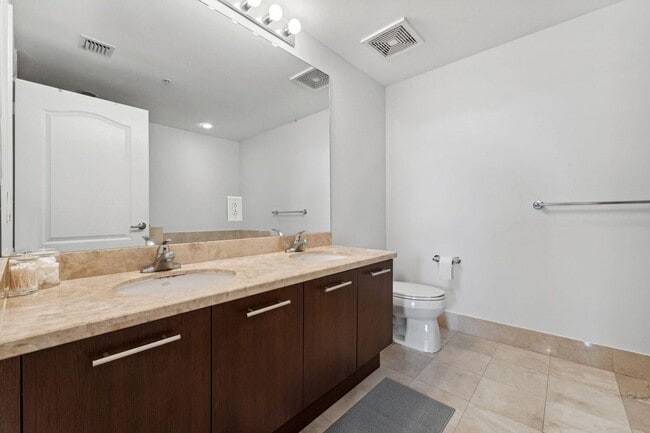 Building Photo - 410 Evernia St