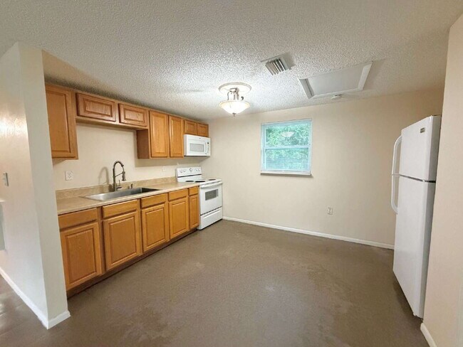 Foto del edificio - "Charming 3-Bedroom Gem in Land O' Lakes – Your Cozy Retreat Awaits!"