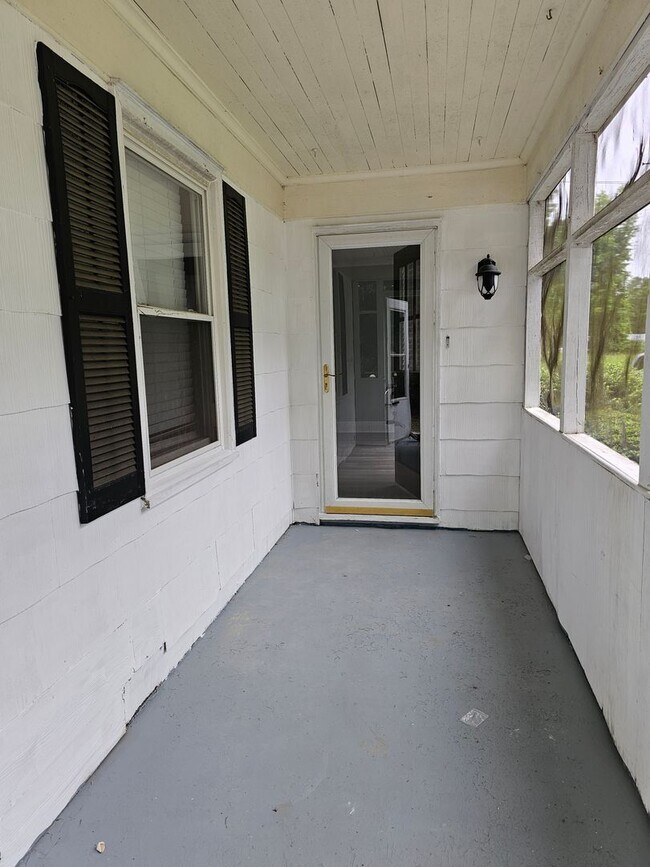 Foto del edificio - Charming 2 Bedroom Apartment located Minutes Outside of Downtown Sanford