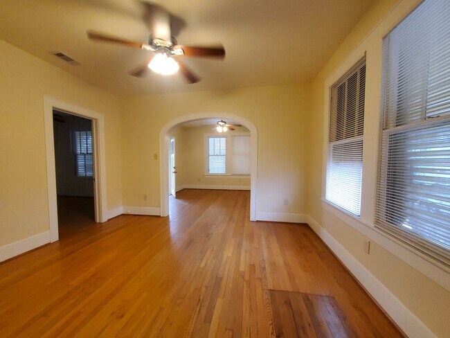 Building Photo - Cute 2 bedroom cottage on corner lot