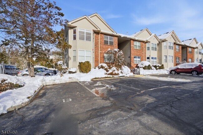 Foto del edificio - 8 Jennifer Dr