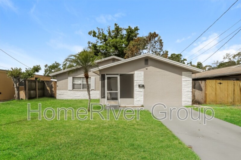 Foto principal - 7128 65th St N