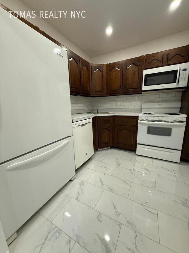 Building Photo - 41 Caryl Ave