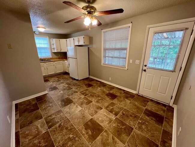 Building Photo - 4BR 2BA Home W/ Apartment Layout Downstairs!