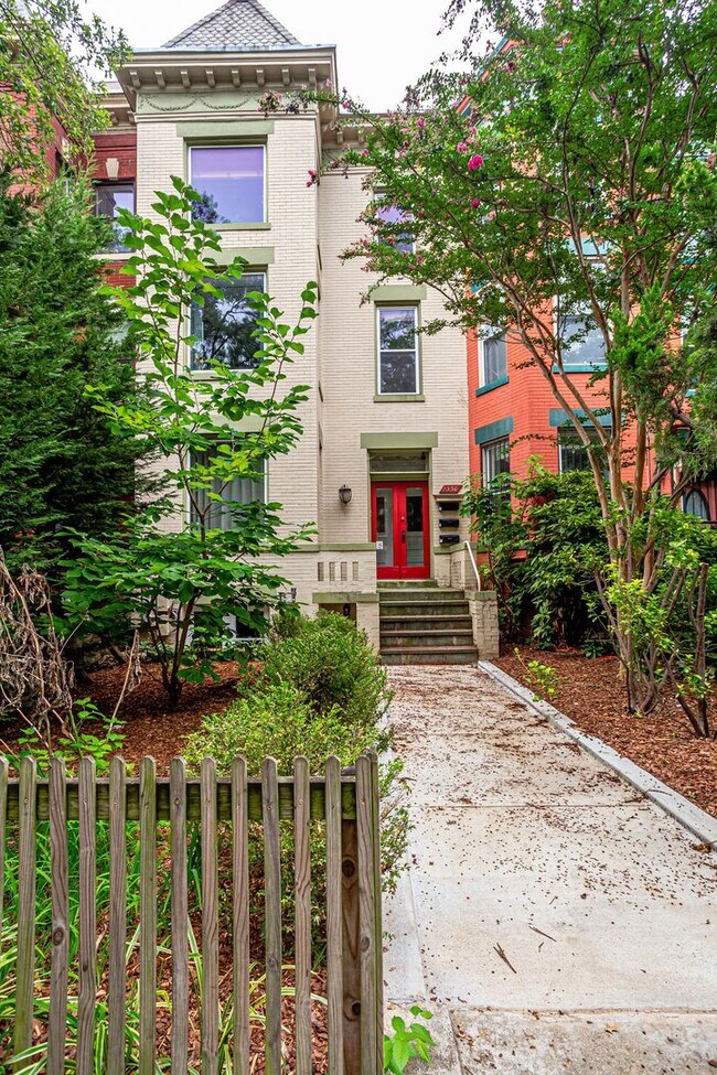 Foto del edificio - Updated 2BR and 2BA in Columbia Heights C!