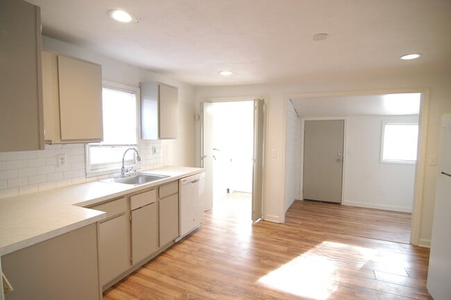 Building Photo - 3 BR / 2 BA right off of Nolensville Road!