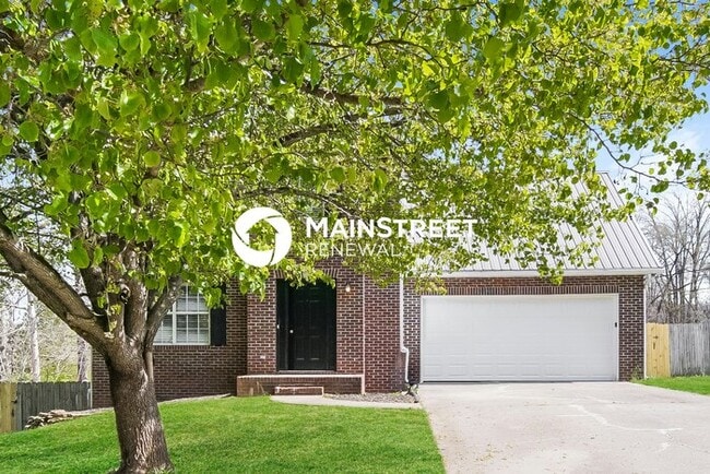 3 Bedroom Pet-Friendly Home in Knoxville, TN with Main Street Renewal - 3 Bedroom Pet-Friendly Home in Knoxville, TN with Main Street Renewal