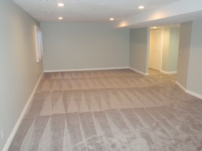 Building Photo - 6361 Clay Park Dr