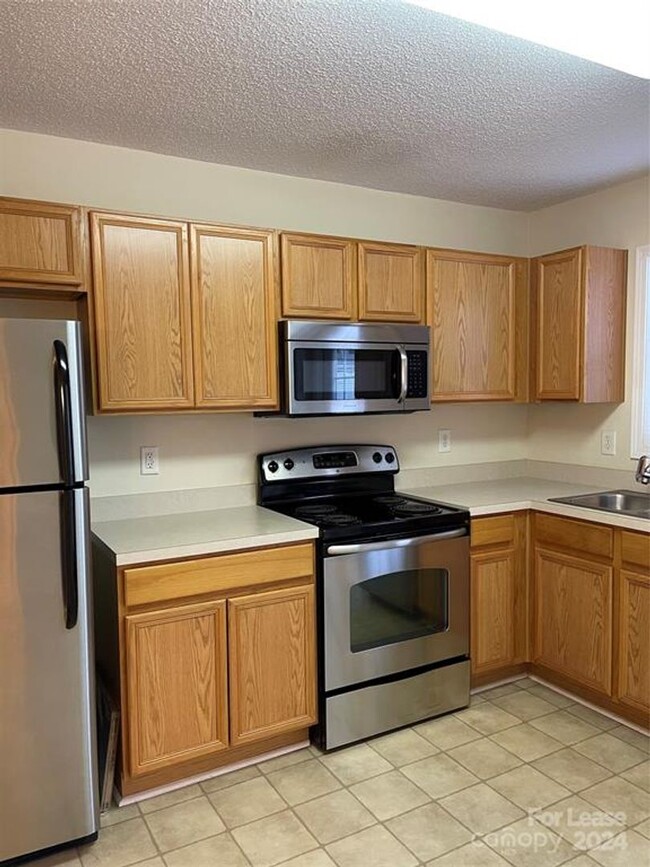 Building Photo - Spacious 2BR 2BA Townhome In Prime Location!
