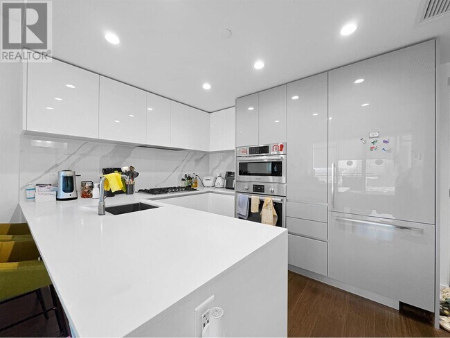 Building Photo - 2085-2085 Skyline Dr