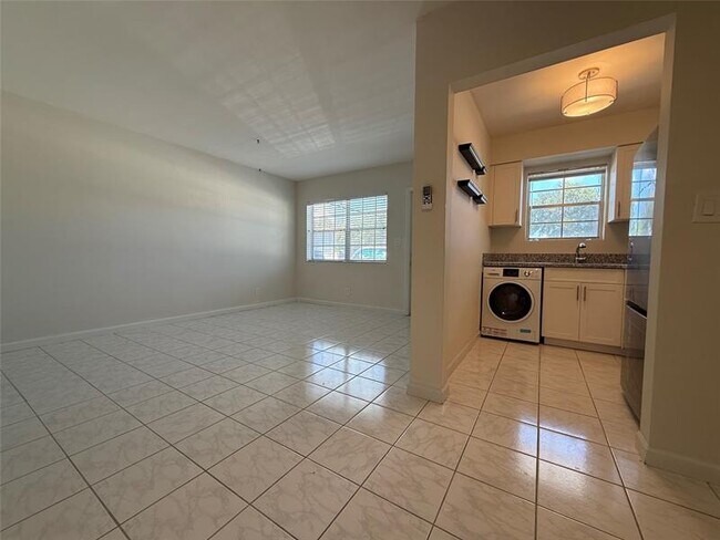 Foto del edificio - 1810 NE 56th St