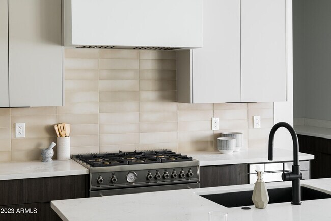 Foto del edificio - 6530 E 5th St