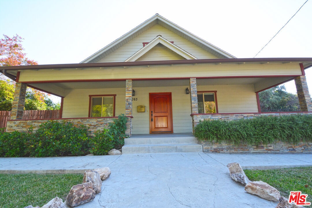 Primary Photo - 1093 Avoca Ave