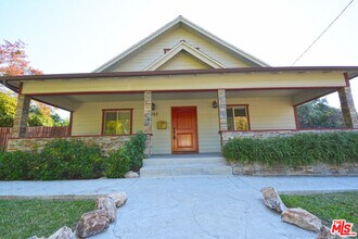Building Photo - 1093 Avoca Ave