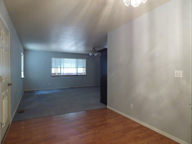 Building Photo - 3 Bedroom 2 Bath in Lake Forest