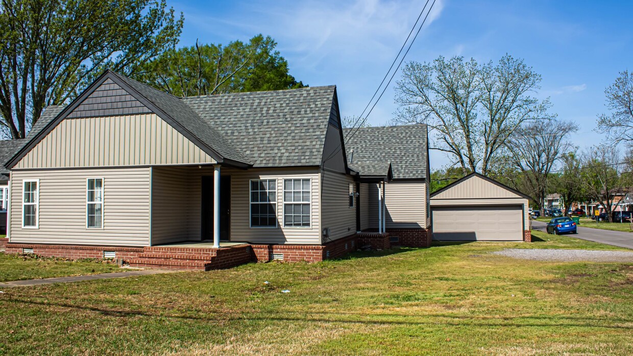 Primary Photo - Duplex close to Tech!