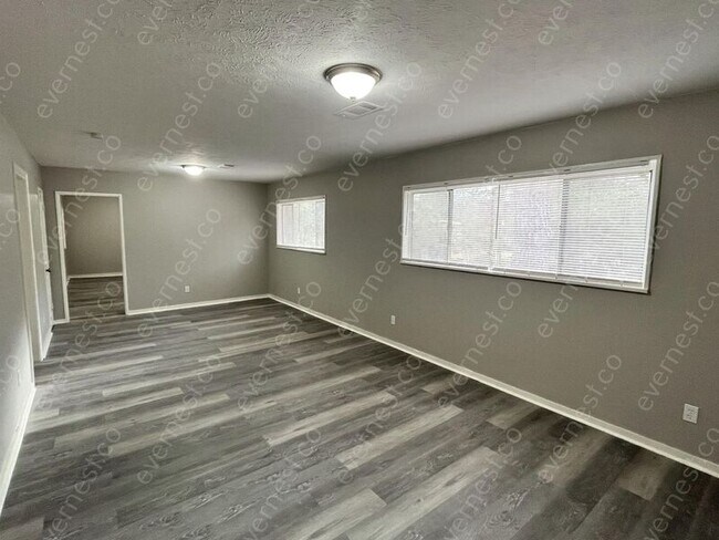 Building Photo - 545 Meadowview Dr