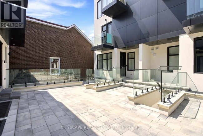 Building Photo - 587 Oakwood Ave