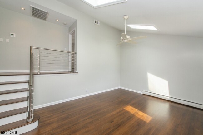 Foto del edificio - 5 Strickland Ave