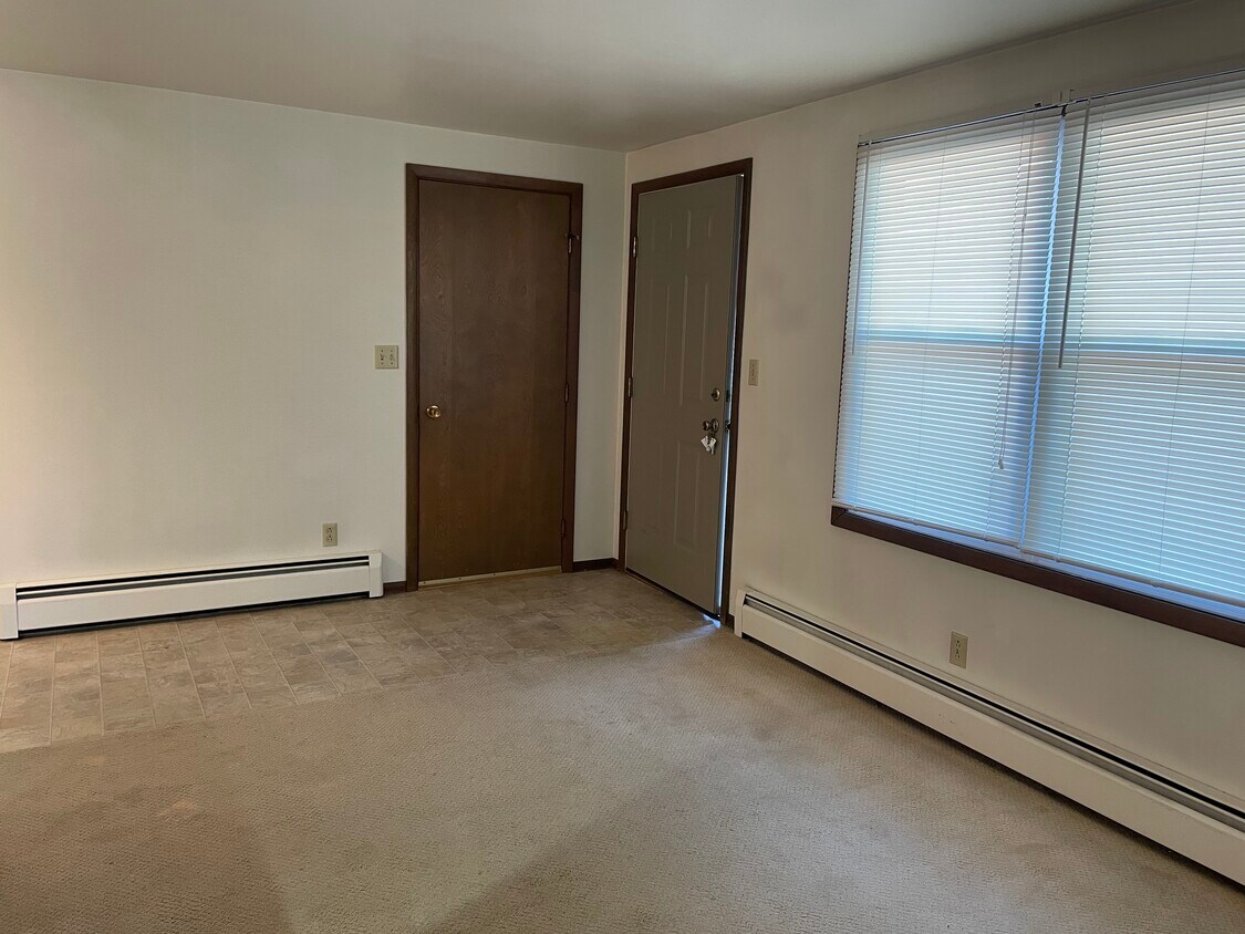 1215 N Locust St Unit 4, Green Bay, WI 54303 1215 N Locust St Green