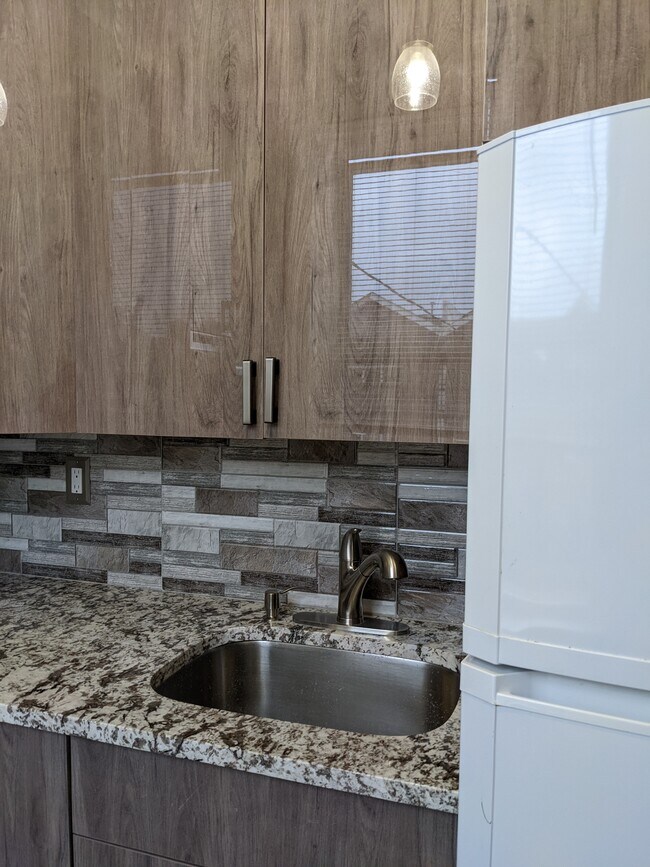 Foto del edificio - 2039 Greene Ave