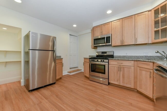 Building Photo - 458 E 7th St