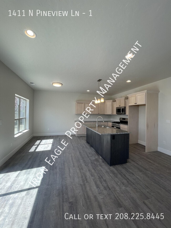 Foto del edificio - 1411 N Pineview Ln