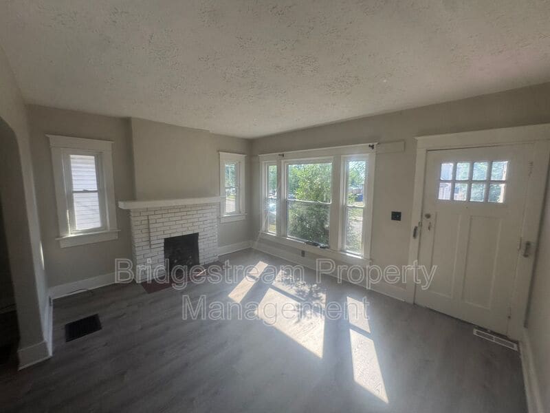 Photo - 823 Princeton Drive