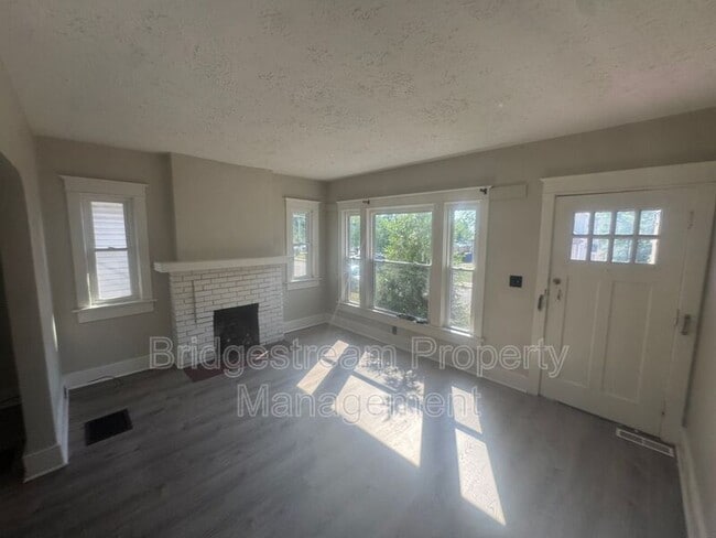 Photo - 823 Princeton Dr House