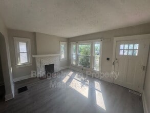 Building Photo - 823 Princeton Dr