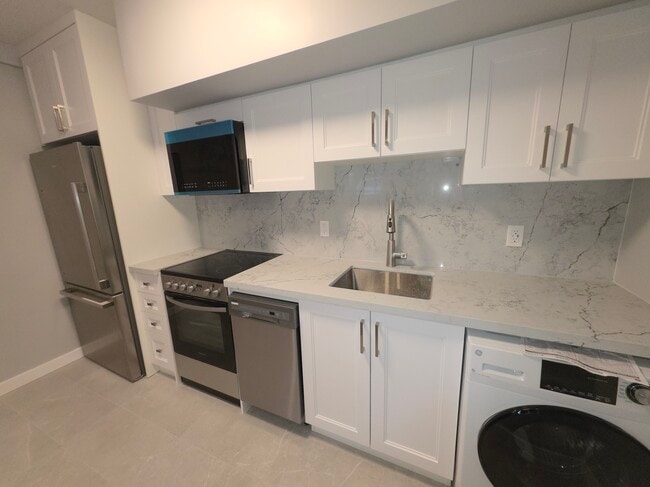 Quartz Kitchen - 82 Albert St N