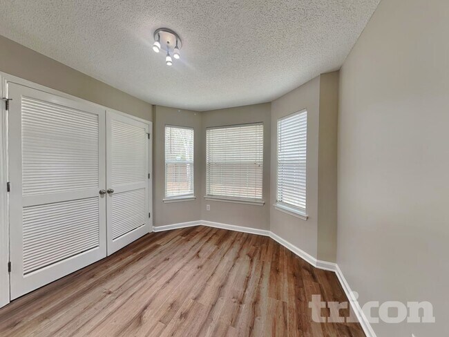 Foto del edificio - 589 Lakewater View Dr