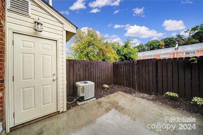 Foto del edificio - 1201 Green Oaks Ln