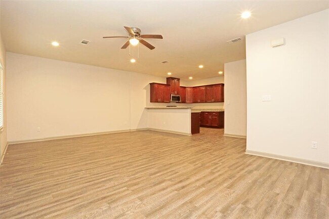 Building Photo - 897 E Semands St